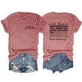 Détail d'un t-shirt rouge brique avec lettrage au dos et short en jean vieilli - Or Rose avec Impression Noire