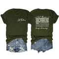 Détail d'un t-shirt vert armée avec lettrage blanc et short en jean bleu délavé usé - Vert Militaire