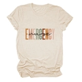 Dettaglio della stampa emergency nurse su t-shirt in cotone beige con trama morbida - S / Sabbia (Testo Nero)