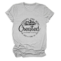 Vue à plat détaillée d'un t-shirt gris clair avec motif montagne et texte Esther 4:14 - Gris Clair (Texte Noir)