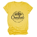 Détail du t-shirt jaune en coton avec graphique de montagne noire et verset Esther 4:14 - Jaune (Texte Noir)