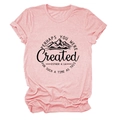 Détail d'un t-shirt rose avec imprimé de montagne noire et citation Esther 4:14 - Rose (Texte Noir)