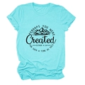 Gros plan du verset Esther 4:14 et imprimé montagne sur un T-shirt en coton bleu - Bleu Eau Profonde (Texte Noir)