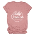 Détail du t-shirt rose à col rond avec motif de montagne et citation inspirante - Or Rose (Texte Blanc)
