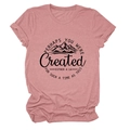 Détail d'un t-shirt rose en coton avec graphismes de montagne et lettrage religieux - Or Rose (Texte Noir)