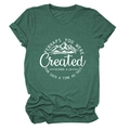 Détail d'un t-shirt vert chiné avec graphique de montagne et texte biblique ESTHER 4:14 - Vert Rétro (Texte Blanc)