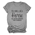Detailopname van een grijs gemêleerd T-shirt met 'yes i smell like a horse' tekstprint - Donkergrijs (Zwarte Grafiek)