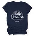 Détail du t-shirt en coton bleu marine avec motif montagne et texte biblique Esther 4:14 - Bleu Marine (Texte Blanc)