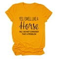 Detail van geel katoenen T-shirt met 'YES I SMELL LIKE A HORSE' print en stoftextuur - Mosterdgeel (Zwarte Grafiek)