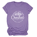Détail du t-shirt violet chiné montrant les manches roulées et le motif de montagne - Violet (Texte Blanc)