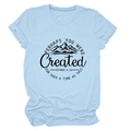 Détail d'un t-shirt en coton bleu clair avec imprimé graphique montagne Esther 4:14 - Bleu Clair (Texte Noir)