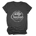 Détail d'un t-shirt gris chiné avec motif montagne et verset biblique Esther 4:14 - Gris Anthracite (Texte Blanc)