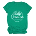 Détail d'un t-shirt vert à manches courtes avec motif montagne et texte biblique - Vert Encre (Texte Blanc)