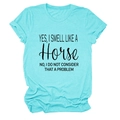 Detail van een lichtblauw T-shirt met ronde hals en zwarte tekstprint over paarden - Diep Water Blauw (Zwarte Grafiek)