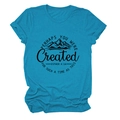 Détail d'un t-shirt turquoise avec imprimé montagne et verset biblique Esther 4:14 - Bleu Lac (Texte Noir)