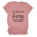 Detail van mauve gemêleerd T-shirt met de tekstprint 'YES I SMELL LIKE A HORSE' erop - Rozegoud (Zwarte Grafiek)