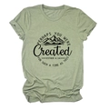 Détail du t-shirt vert gazon avec graphique de montagne noir et citation inspirante - Vert Olive (Texte Noir)