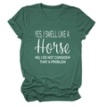 Detail van de Yes I Smell Like A Horse tekstprint op een gemêleerd donkergroen t-shirt - Retro Groen (Witte Grafiek)