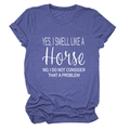 Detailopname van de witte tekstprint op het paarse katoenen T-shirt met paardenslogan - Retro Blauw (Witte Grafiek)