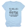 Detail van lichtblauw katoenen T-shirt met Yes I Smell Like A Horse tekstbedrukking - Lichtblauw (Zwarte Grafiek)
