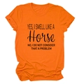 Detail van oranje katoenen T-shirt met Yes I Smell Like A Horse tekst en ronde hals - Oranje (Zwarte Grafiek)