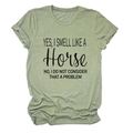 Detail van de opgerolde mouwen en katoen op het lichtgroene grafische t-shirt met tekst - Olijfgroen (Zwarte Grafiek)