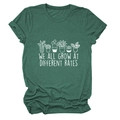 Dunkelgrünes Rundhals-T-Shirt mit Sukkulenten-Print und We All Grow At Different Rates - S / Vintage Grün (Weiße Buchstaben)