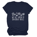 Detail eines dunkelblauen T-Shirts mit Pflanzenprint und inspirierendem Text - S / Marineblau (Weiße Buchstaben)