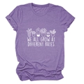 Detail eines lila T-Shirts mit Topfpflanzen-Print und inspirierendem Slogan-Aufdruck - S / Lila (Weiße Buchstaben)