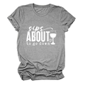 Dettaglio della scritta sips about to go down e grafica bicchiere su t-shirt grigia - S / grigio scuro