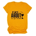 Dettaglio di una t-shirt giallo zenzero con stampa grafica 'sips about to go down' - S / Giallo Senape