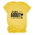 Détail d'un t-shirt jaune à col rond avec motif imprimé de vin et manches courtes retroussées - S / Jaune