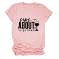 Détail du t-shirt rose à col rond avec texte sips about to go down et motif verre à vin - S / Rose