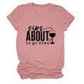 Détail du slogan sips about to go down et imprimé verre à vin sur T-shirt en coton rose - S / Or rose