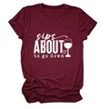Détail du t-shirt bordeaux avec l'impression blanche sips about to go down chic - S / Bordeaux