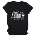 Gros plan sur l'imprimé Sips About To Go Down d'un t-shirt noir en coton col rond - S / Noir