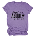Détail du t-shirt violet à col rond avec impression sips about to go down et vin - S / Violet