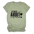 T-shirt vert sauge à col rond avec imprimé 'sips about to go down' et verre à vin - S / Vert olive