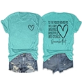 Détail de l'imprimé inspirant au dos sur t-shirt vert menthe avec short en jean usé - Bleu Eau Profonde (Graphique Noir)
