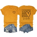 Détails avant et arrière du t-shirt jaune moutarde avec cœur et citation imprimés - Moutarde (Graphique Noir)