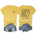 Détail d'un t-shirt en coton jaune avec imprimé cœur et short en jean vieilli - Jaune (Graphique Noir)