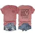 Détail du t-shirt rouge brique avec motif cœur et citation au dos avec short en jean - Or Rose (Graphique Noir)