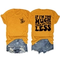 Dettaglio della t-shirt giallo zenzero con stampa FIND LESS e outfit shorts di jeans - S / Giallo Senape (Stampa Nera)