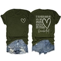 Détail du dos du t-shirt vert armée avec texte inspirant blanc et petit motif de coeur - Vert Militaire (Graphique Blanc)