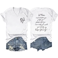 Platte weergave van wit T-shirt met V-hals en tekst en gescheurde denim shorts - S / Tops / Wit (Zwarte Print)