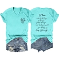 Muntgroen T-shirt met V-hals en Let Them-print met gescheurde denim shorts op wit decor - S / Tops / Diep Water Blauw (Zwarte Print)