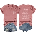 Gedetailleerd achteraanzicht van oudroze T-shirt met V-hals en tekst met denim shorts - Roségoud (Witte Print)