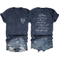 Detail van blauw T-shirt met V-hals en print op de rug en versleten denim shorts - Marineblauw (Witte Print)