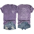 Paars T-shirt met V-hals en tekst met gescheurde denim shorts plat neergelegd - Paars (Witte Print)