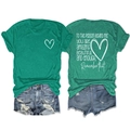 Détails avant et arrière du T-shirt vert avec motif de cœur et citation inspirante - Vert Foncé (Graphique Blanc)